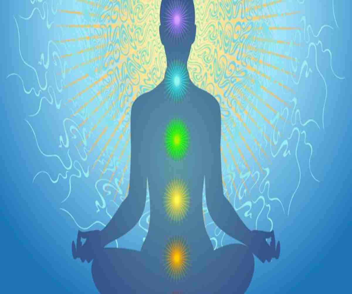 La alineación de chakras es una práctica que busca armonizar y equilibrar los siete chakras del cuerpo.